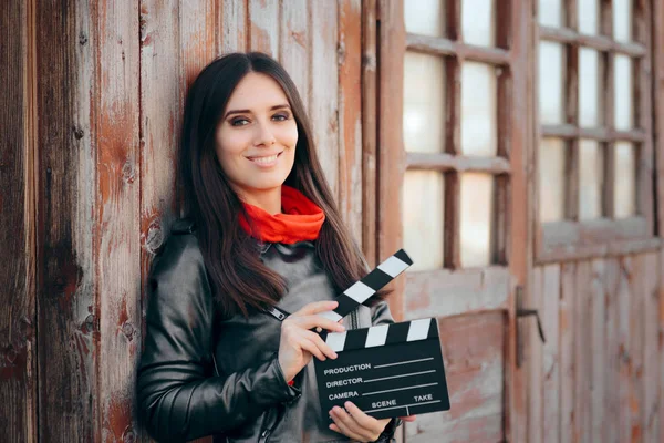 Jonge Actrice Bedrijf Cinema Board Wachten Film — Stockfoto