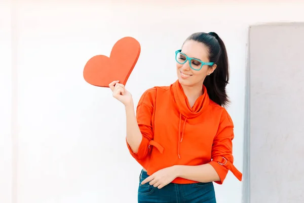 Junges Mädchen Mit Brille Hält Großes Herz — Stockfoto