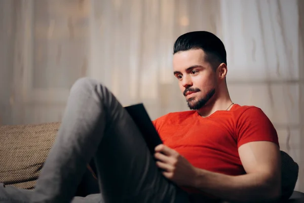 Hombre Guapo Leyendo Libro Casa Relajante —  Fotos de Stock