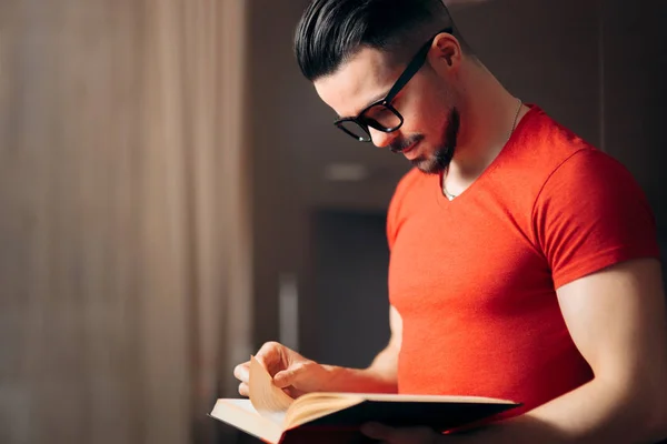 Homem Bonito Lendo Livro Casa Relaxante — Fotografia de Stock