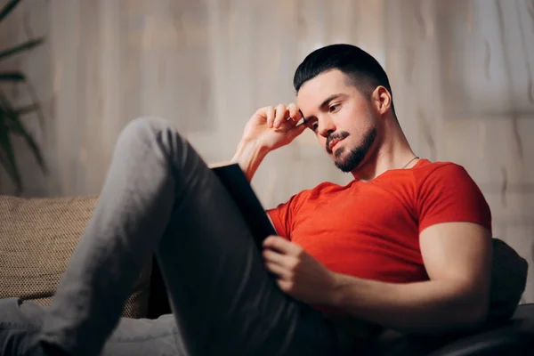 Pohledný Muž Čte Knihu Doma Relaxační — Stock fotografie