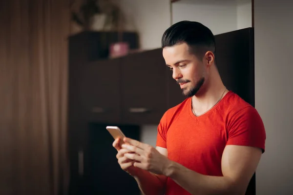 Man Reading Messaggi Testo Sul Suo Smartphone — Foto Stock