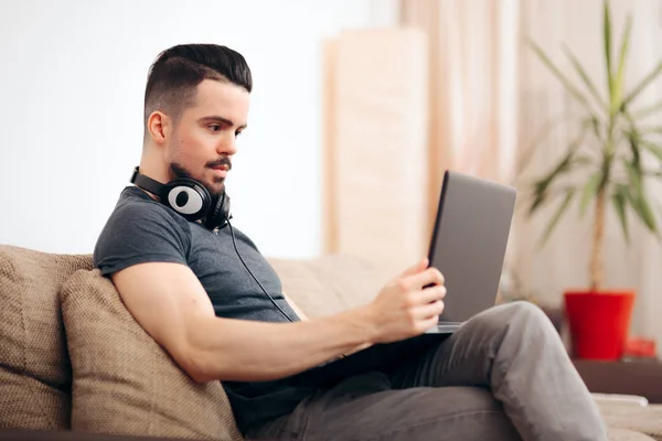 Man Working Personal Laptop Home — Stock Photo, Image