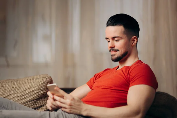 Hombre Leyendo Mensajes Texto Smartphone — Foto de Stock