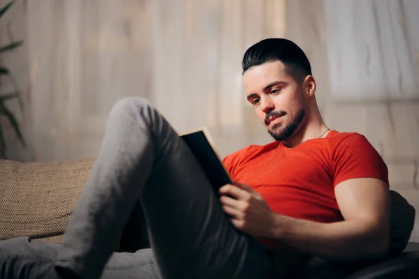 Schöner Mann Der Hause Ein Buch Liest Und Entspannt — Stockfoto