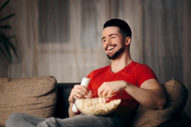 Pop Corn atıştırma TV izleyen adamım