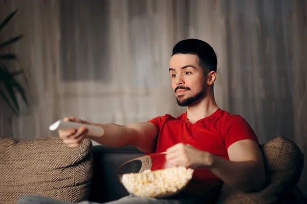 Muž Který Sledoval Televizi Zároveň Snacking Popcorn — Stock fotografie