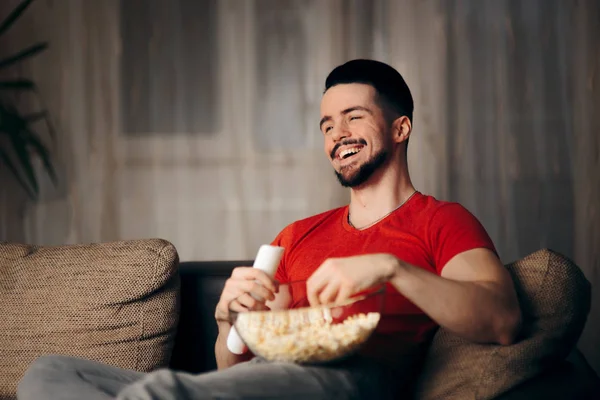 Homme Regardant Télévision Tout Grignotant Sur Maïs Pop — Photo