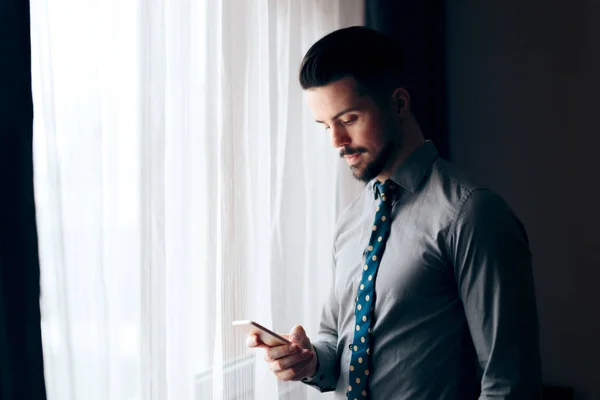 Porträtt Affärsman Håller Sin Smartphone — Stockfoto