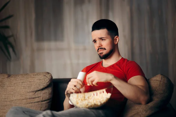 Homme Regardant Télévision Tout Grignotant Sur Maïs Pop — Photo