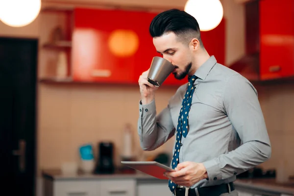 Geschäftsmann Trinkt Kaffee Und Liest Nachrichten Auf Tablet — Stockfoto