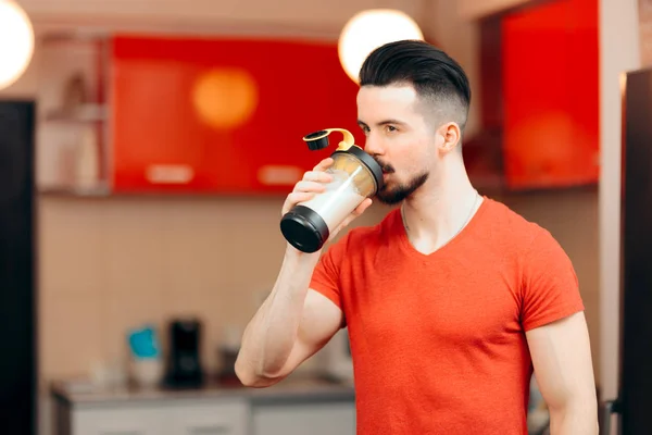 Ταιριάζει Υγιής Άνθρωπος Πίνει Ένα Πρωτεϊνικό Κούνημα Στην Κουζίνα — Φωτογραφία Αρχείου