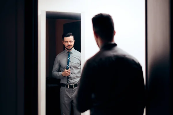 Hombre Elegante Guapo Mirando Espejo —  Fotos de Stock