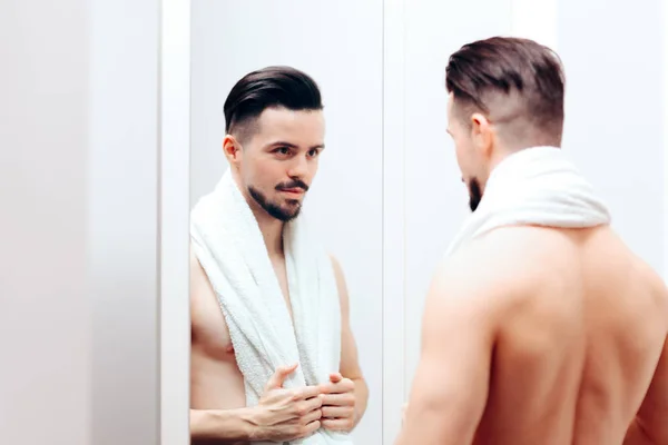 Bel Homme Vérifier Lui Même Dans Miroir — Photo