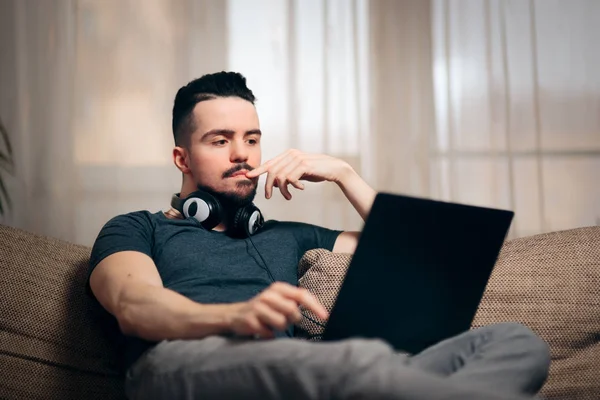 Gelegenheitsselbstständiger Mann Der Ferngesteuert Laptop Arbeitet — Stockfoto