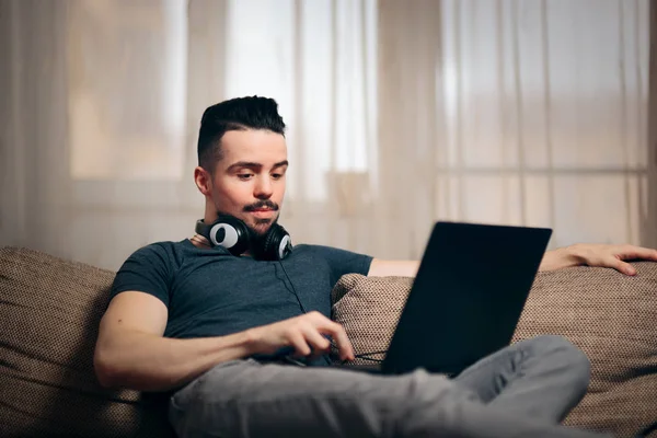 Gelegenheitsselbstständiger Mann Der Ferngesteuert Laptop Arbeitet — Stockfoto