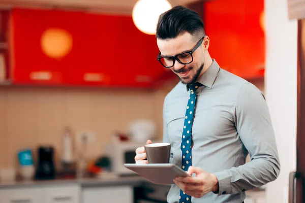 Geschäftsmann Beim Kaffeetrinken Während Nachrichten Liest — Stockfoto