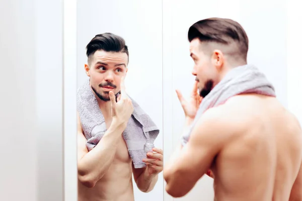 Bel Homme Aide Soins Peau Produits Regarder Dans Miroir — Photo