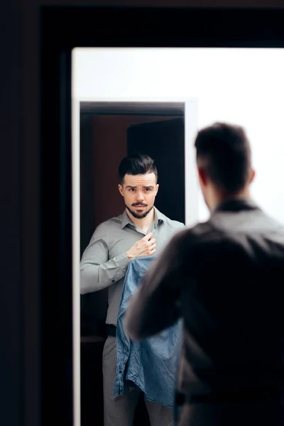 Mann Schaut Den Spiegel Und Entscheidet Anzieht — Stockfoto