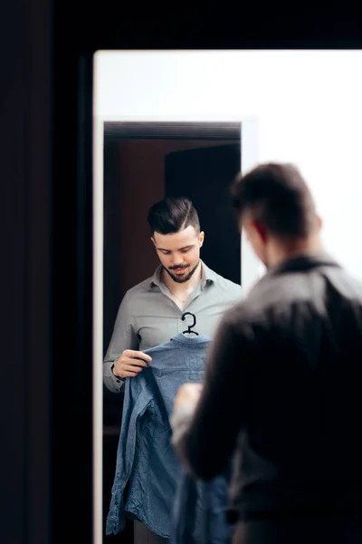 Hombre Mirando Espejo Eligiendo Qué Ponerse —  Fotos de Stock