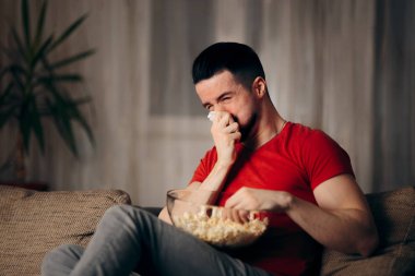 Pop Corn yemek Tv izlerken ağlayan adam