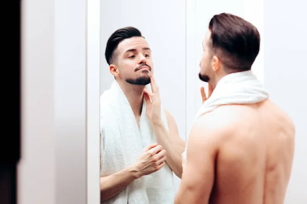 Homme Attrayant Vérifiant Dans Miroir — Photo