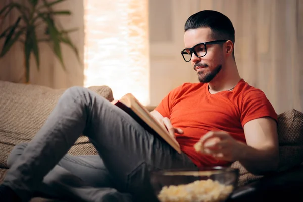 Hombre Relajándose Casa Leyendo Libro — Foto de Stock