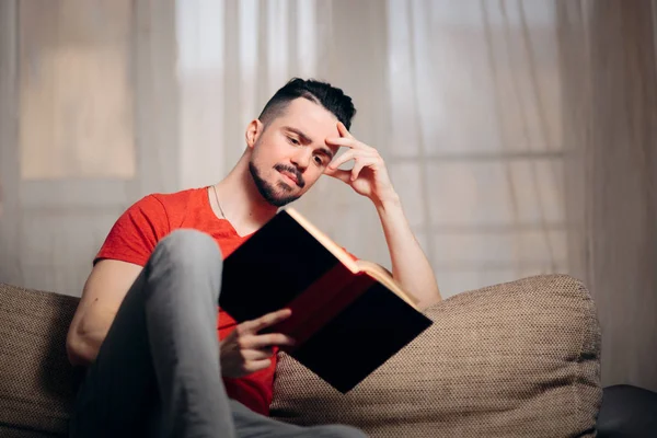 Mann Entspannt Sich Hause Beim Lesen Eines Buches — Stockfoto