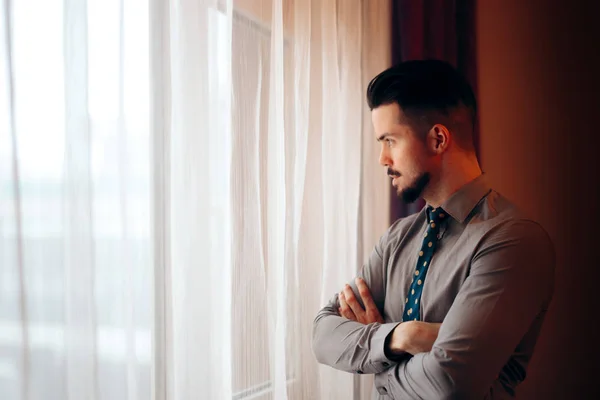 Hombre Mirando Por Ventana Pensando Futuro — Foto de Stock