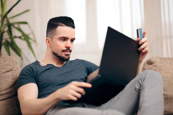 Muž Sedí Gauči Přes Jeho Notebook — Stock fotografie