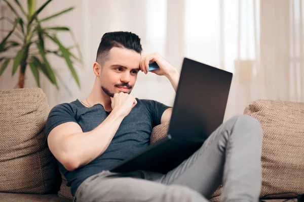 Mann Sitzt Mit Laptop Auf Einer Couch — Stockfoto