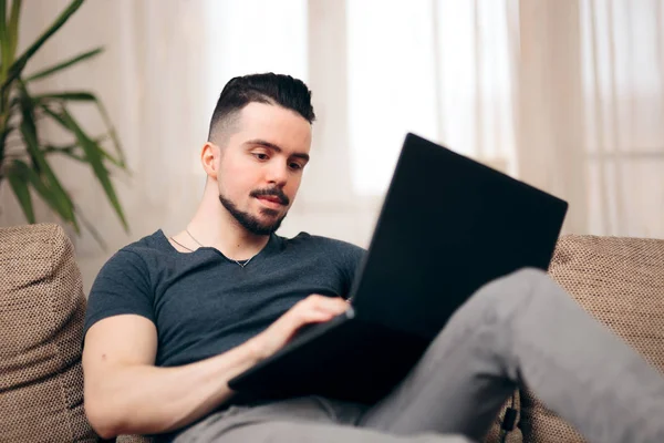 Muž Sedí Gauči Přes Jeho Notebook — Stock fotografie