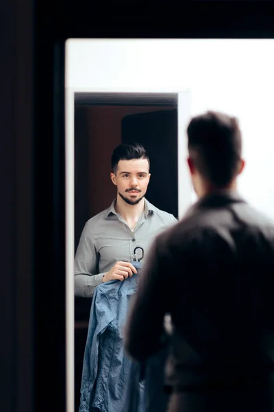 Homme Élégant Vérifiant Dans Miroir Essayant Sur Les Vêtements — Photo