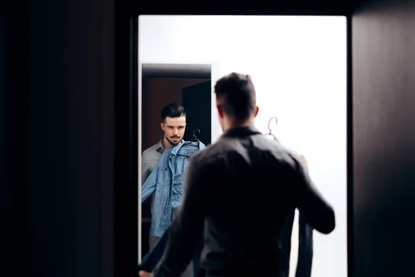 Homme Élégant Vérifiant Dans Miroir Essayant Sur Les Vêtements — Photo