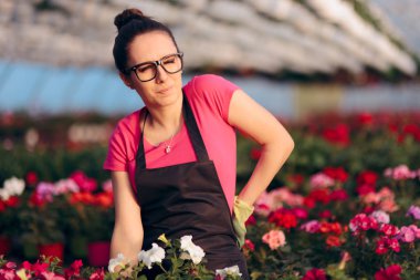 Çiçek serada çalışırken yaralanma acı kadın