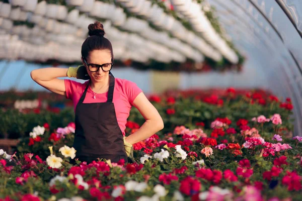 Vrouw Die Lijden Verwondingen Tijdens Het Werken Floral Kas — Stockfoto