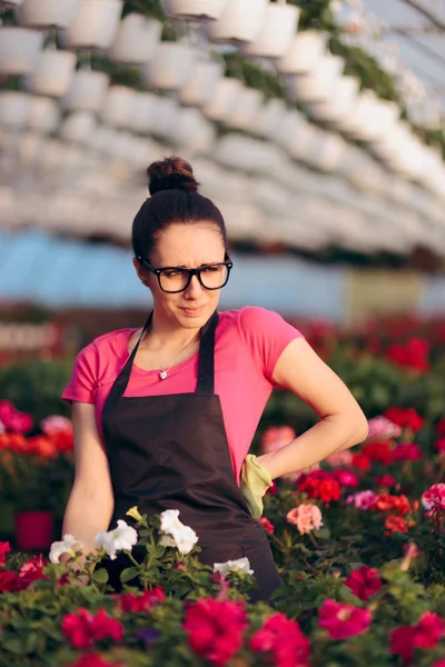 Vrouw Die Lijden Verwondingen Tijdens Het Werken Floral Kas — Stockfoto