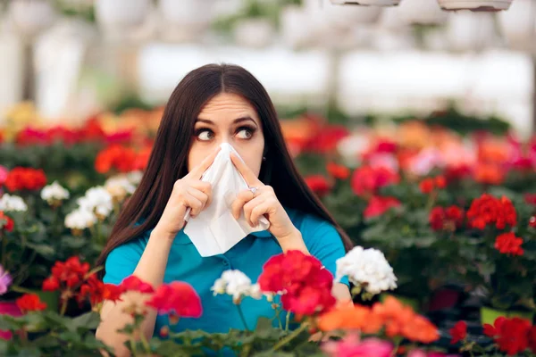 Kvinnan Omges Blommor Lider Allergier — Stockfoto