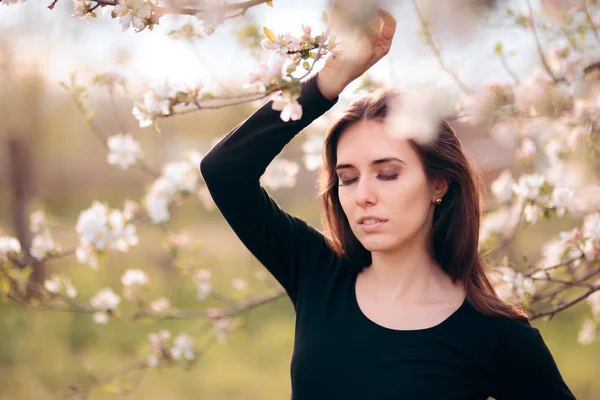 Retrato Uma Bela Mulher Livre Temporada Primavera — Fotografia de Stock