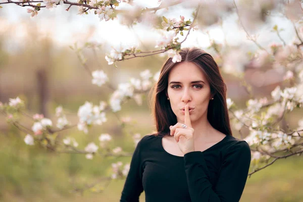 Frau Hält Geheimnis Blumenblühender Frühlingszeit — Stockfoto