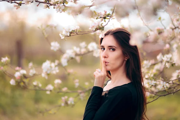Женщина Хранит Секрет Цветущей Весеннем Сезоне — стоковое фото