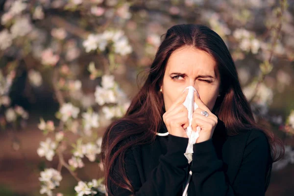 Doente Menina Soprando Seu Nariz Livre Primavera Temporada — Fotografia de Stock