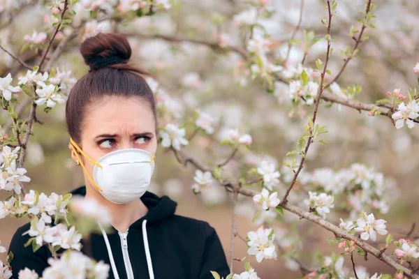 Mulher Com Máscara Respiradora Lutando Contra Alergias Primavera — Fotografia de Stock