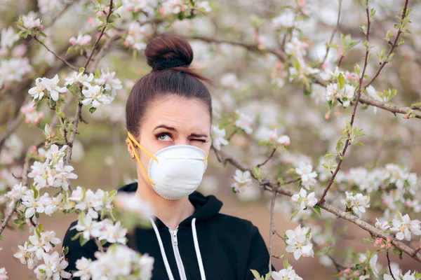 Kadın Sıçramak Alerjik Mücadele Solunum Maskesi — Stok fotoğraf