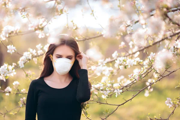 Vrouw Met Masker Masker Lenteallergieën Vechten — Stockfoto