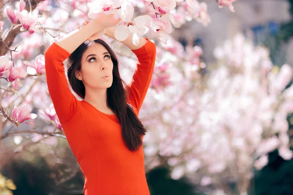 Menina Bonito Desfrutando Primavera Sol Lado Magnolia Árvore — Fotografia de Stock