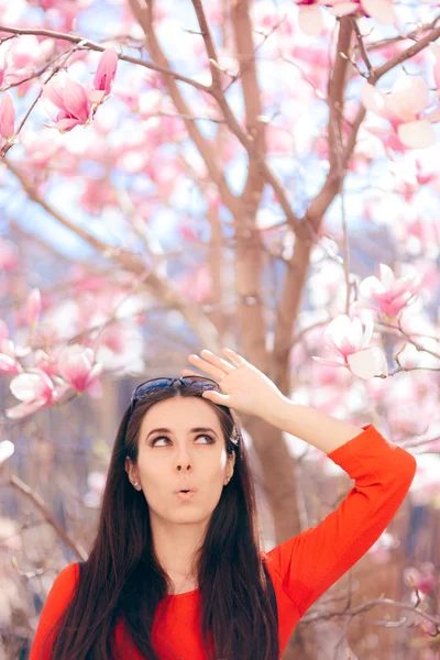 Nettes Mädchen Genießt Frühlingssonne Neben Magnolienbaum — Stockfoto