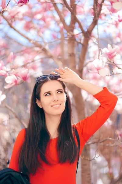 Mujer Feliz Disfrutando Del Sol Primavera Bajo Árbol Magnolia —  Fotos de Stock