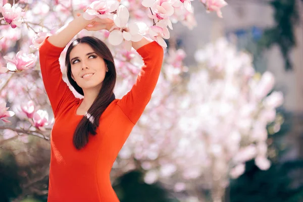 Mulher Feliz Desfrutando Sol Primavera Sob Uma Árvore Magnólia — Fotografia de Stock