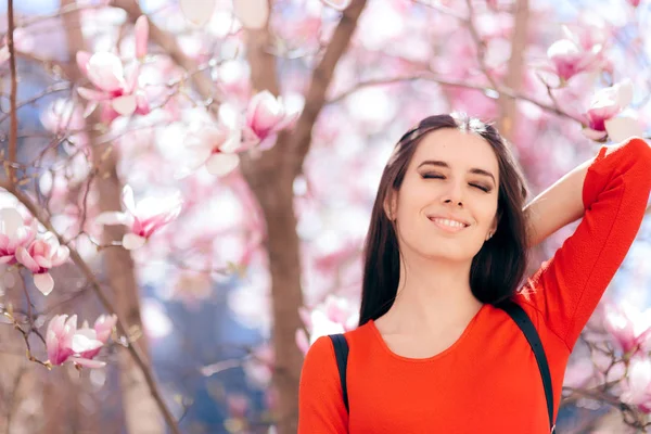 Glückliche Frau Genießt Frühlingssonne Unter Einem Magnolienbaum — Stockfoto